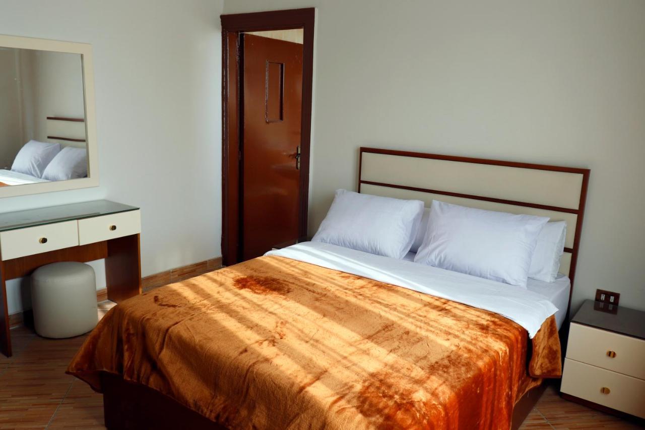 Deluxe Zimmer mit Kingsize-Bett und Badezimmer